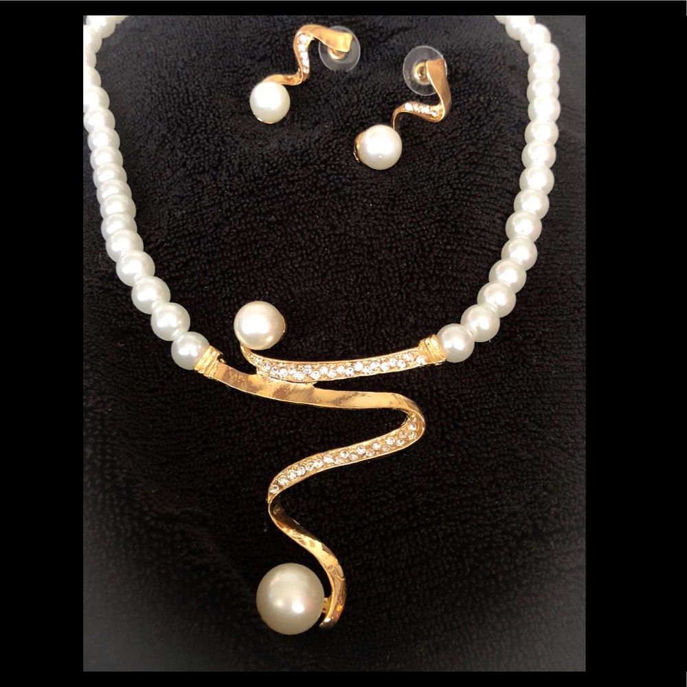 💥NEW💥Pearl and gold cz necklace/Earrings Set